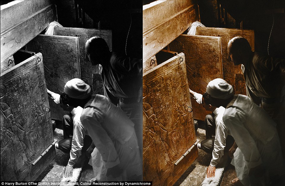 هوارد كارتر وعامل مصري يفتحون أبواب المقبرة و أول نظرة لهم على تابوت توت عنخ آمون 