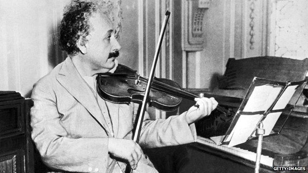 أينشتاين يعزف على آلة الكمان