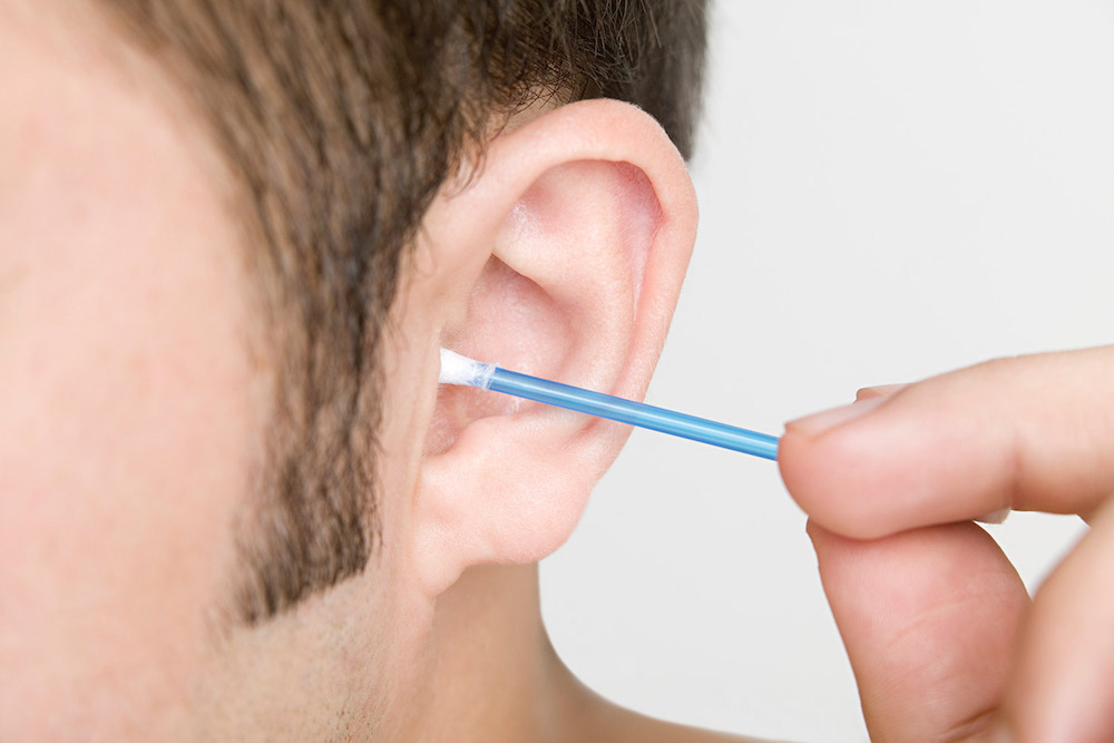 مقال - لماذا يحذر الخبراء من تنظيف الأذن بأعواد القطن ؟