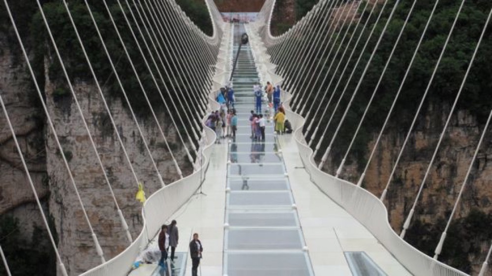 مقتطف – الصين تستعد لافتتاح “أعلى وأطول” جسر زجاجي في العالم