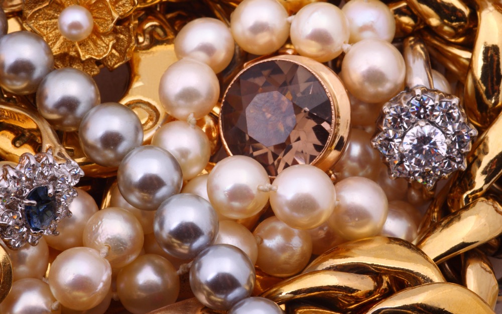 مقال - ارتداء المجوهرات لا يخلو من مخاطر صحية