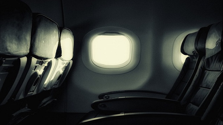 مقال - لماذا تُخفف الإضاءة في الطائرة عند الإقلاع والهبوط؟