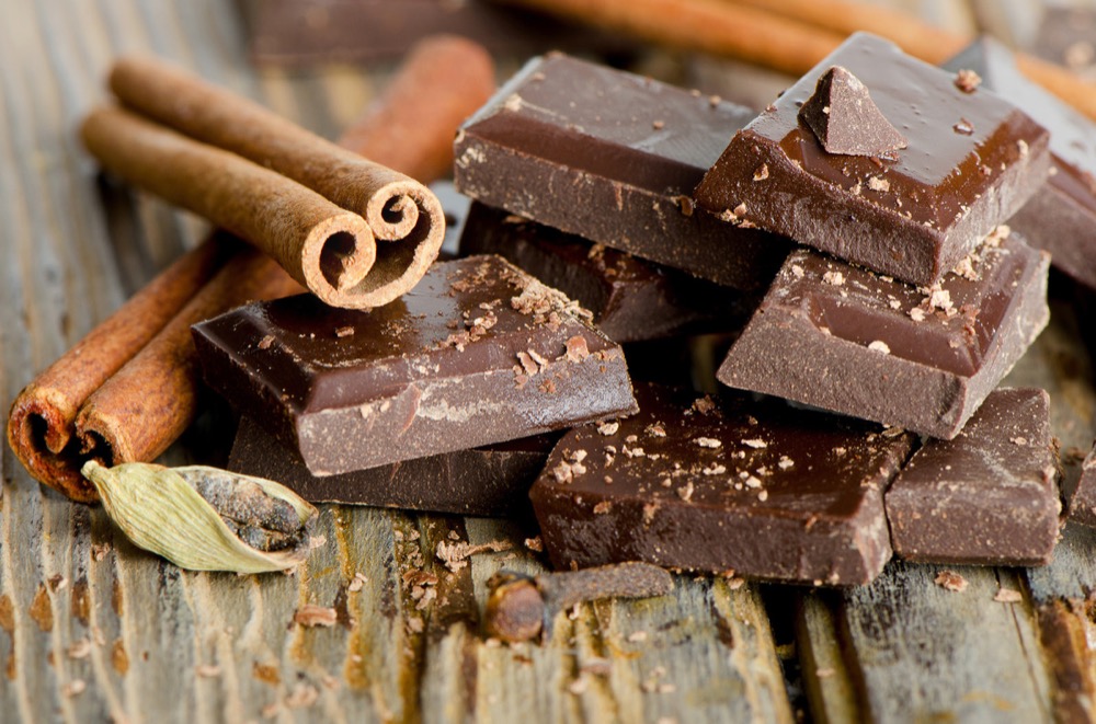 دراسة : قليل من الشوكولاته تحميك من اضطرابات القلب!