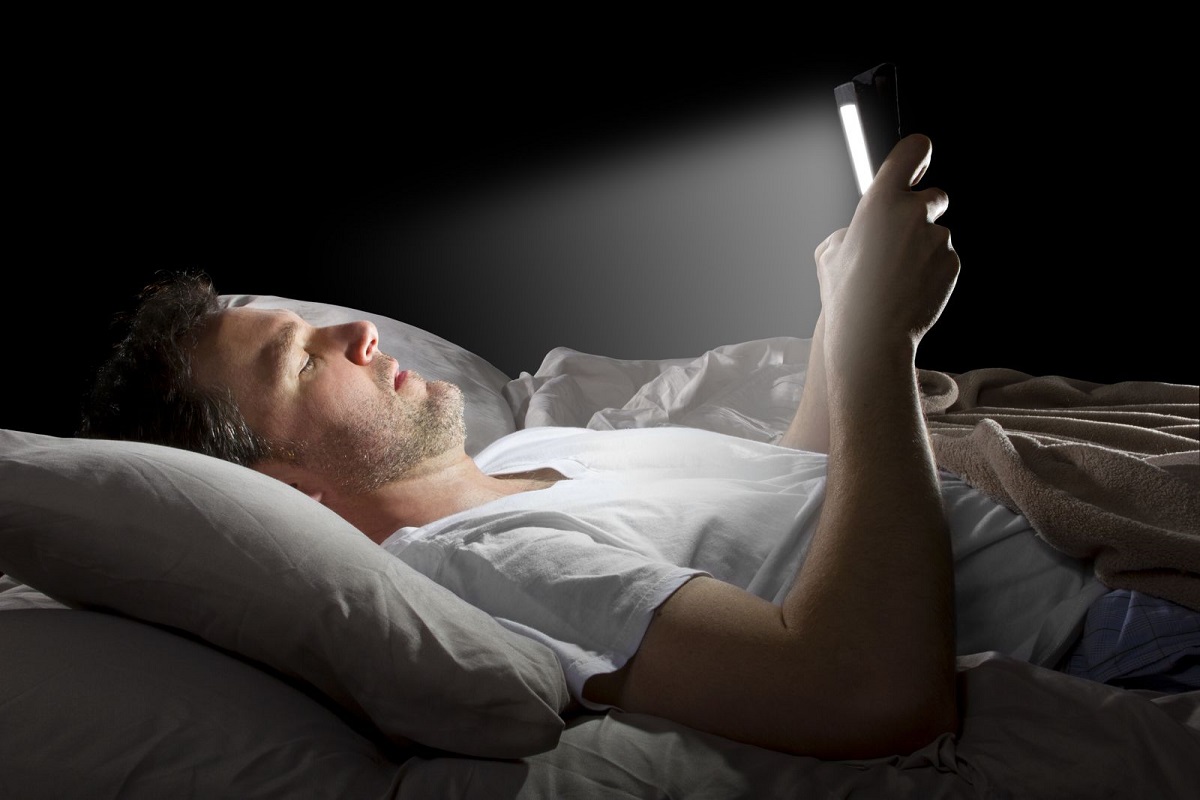 مقال – ماذا يحدث لك عندما تتصفح هاتفك قبل النوم؟