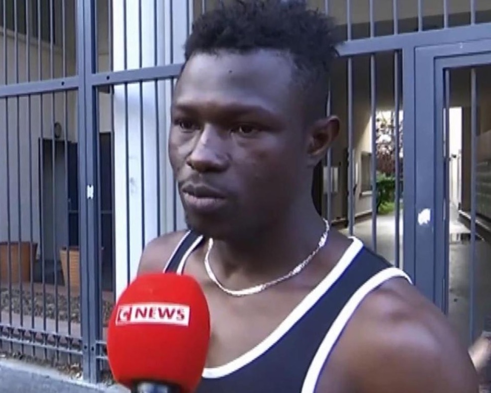 مقتطف - شاهد مهاجر «بطل» في فرنسا يتسلق بناية لإنقاذ طفل