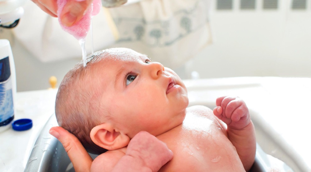 مقال - نصائح مفيدة لإستحمام الرضع‬ [فيديو]