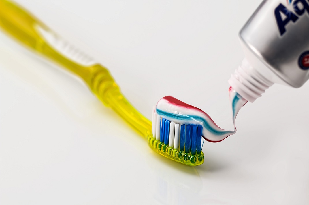 مقال - أشهر 7 معلومات خاطئة عن تنظيف الأسنان