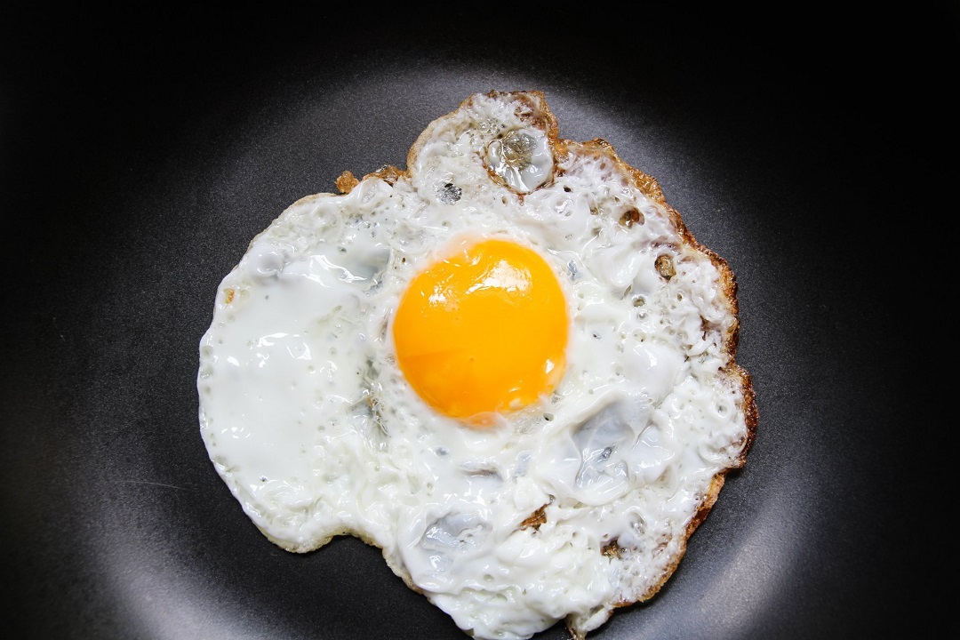 البيض جيد أم لا؟ وما هي الآثار الصحية المرتبطة بتناوله؟