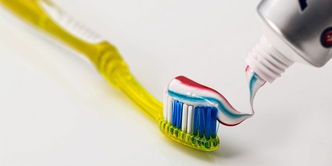 مقال – متى يجب تبديل فرشاة الأسنان؟