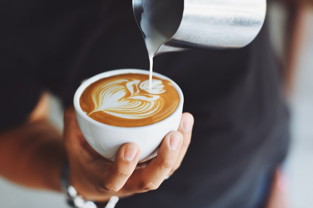 مقال – ما عدد أكواب القهوة التي ينصح بتناولها يومياً؟