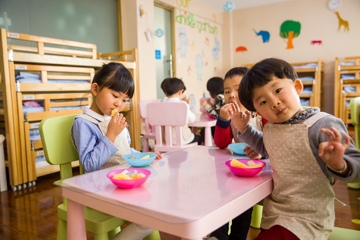 طريقة علمية تجبر الأطفال على تناول الطعام الصحي