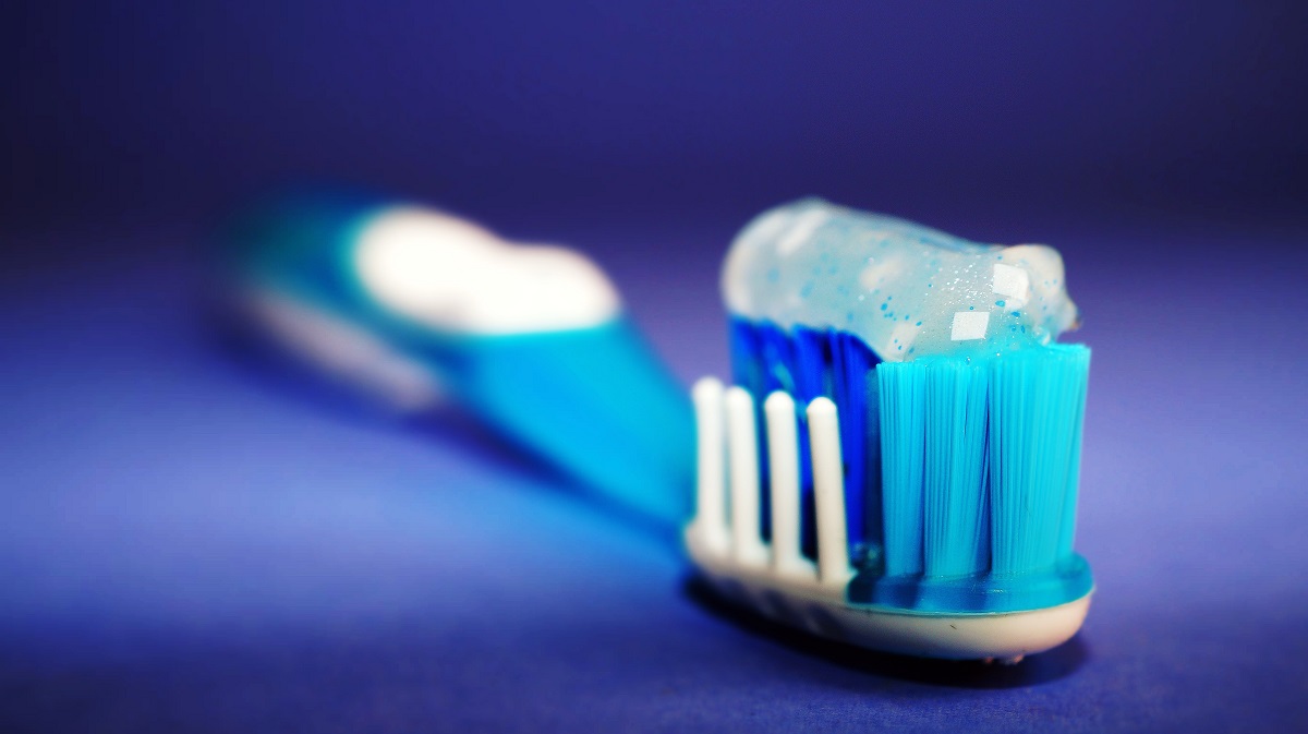 كيف يمكن الاحتفاظ بفرشاة الأسنان في الحمام بشكل صحيح؟