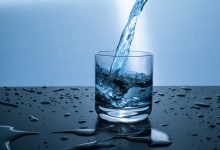 شرب الماء صباحا على معدة خاوية.. ماذا يفعل بجسمك؟