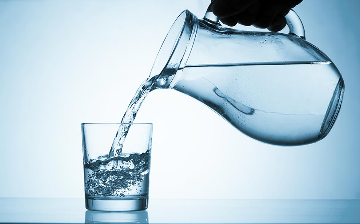 علامات تشير إلى أنك تشرب ماء أقل مما ينبغي