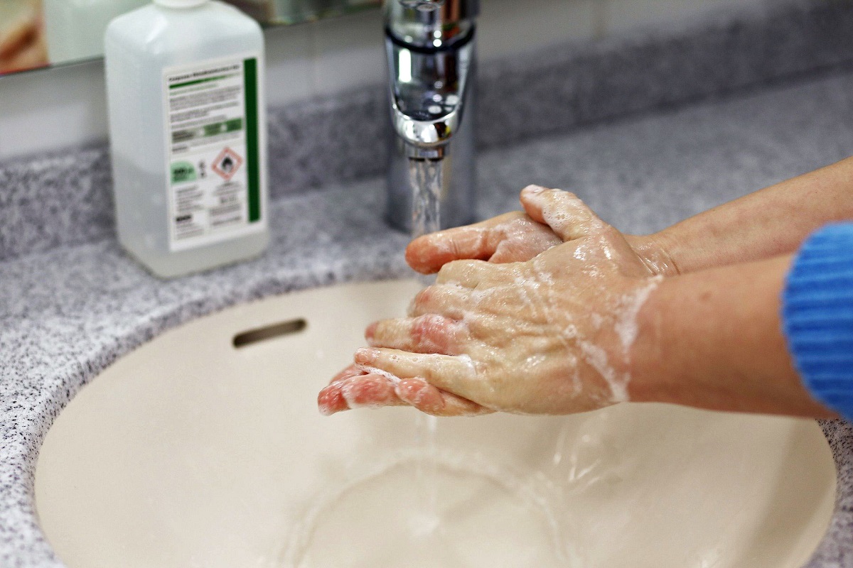 للوقاية من كورونا : إستعمال الجال المطهّر أم غسل اليدين ؟