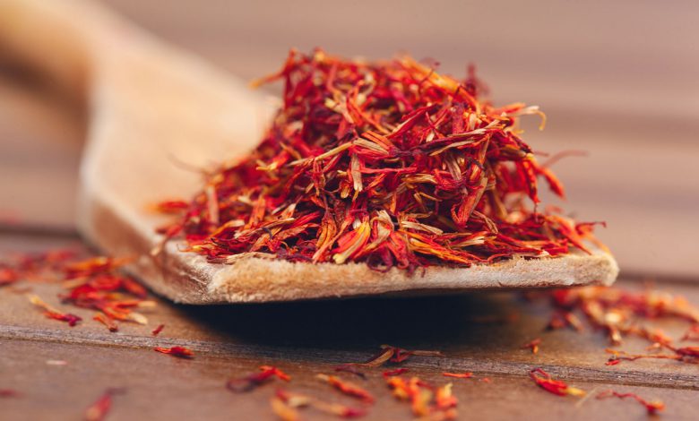 لماذا يُلقّب الزعفران بـ