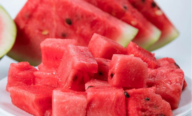 ماذا يحدث لجسمك إذا تناولت البطيخ الأحمر يوميا ؟