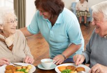 5 أنواع أطعمة ضرورية لكبار السن