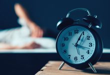 9 أطعمة ومشروبات تطرد الأرق من فراشك