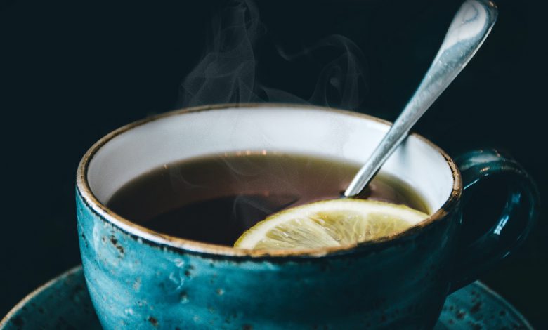 ماهي فوائد إضافة قطرات الليمون على الشاي الأخضر؟