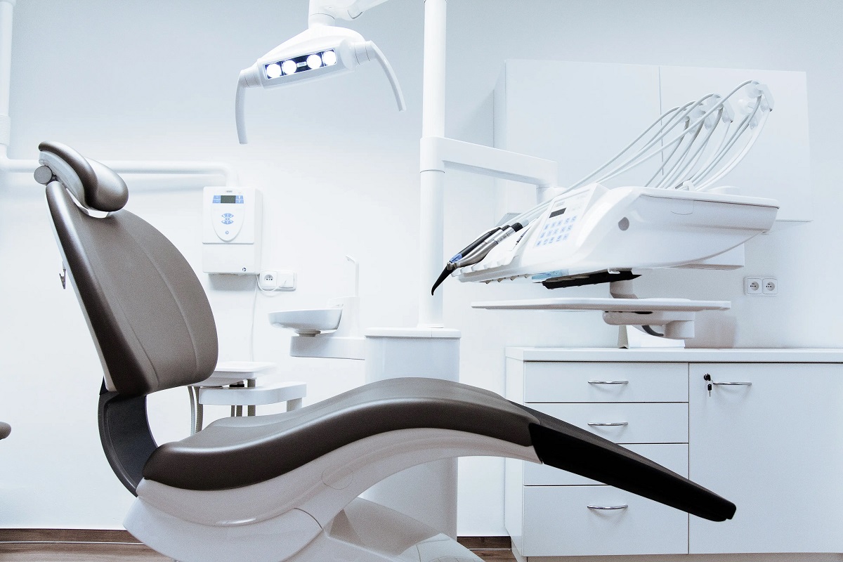 ما الفرق بين طبيب الاسنان وطبيب تقويم الاسنان؟