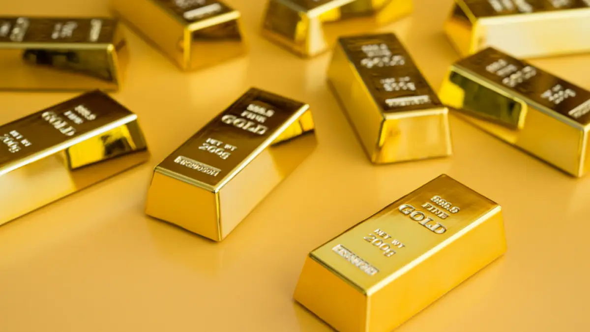 الذهب يتراجع إلى أدني مستوي له منذ مارس، فهل سيواصل الانخفاض؟ 